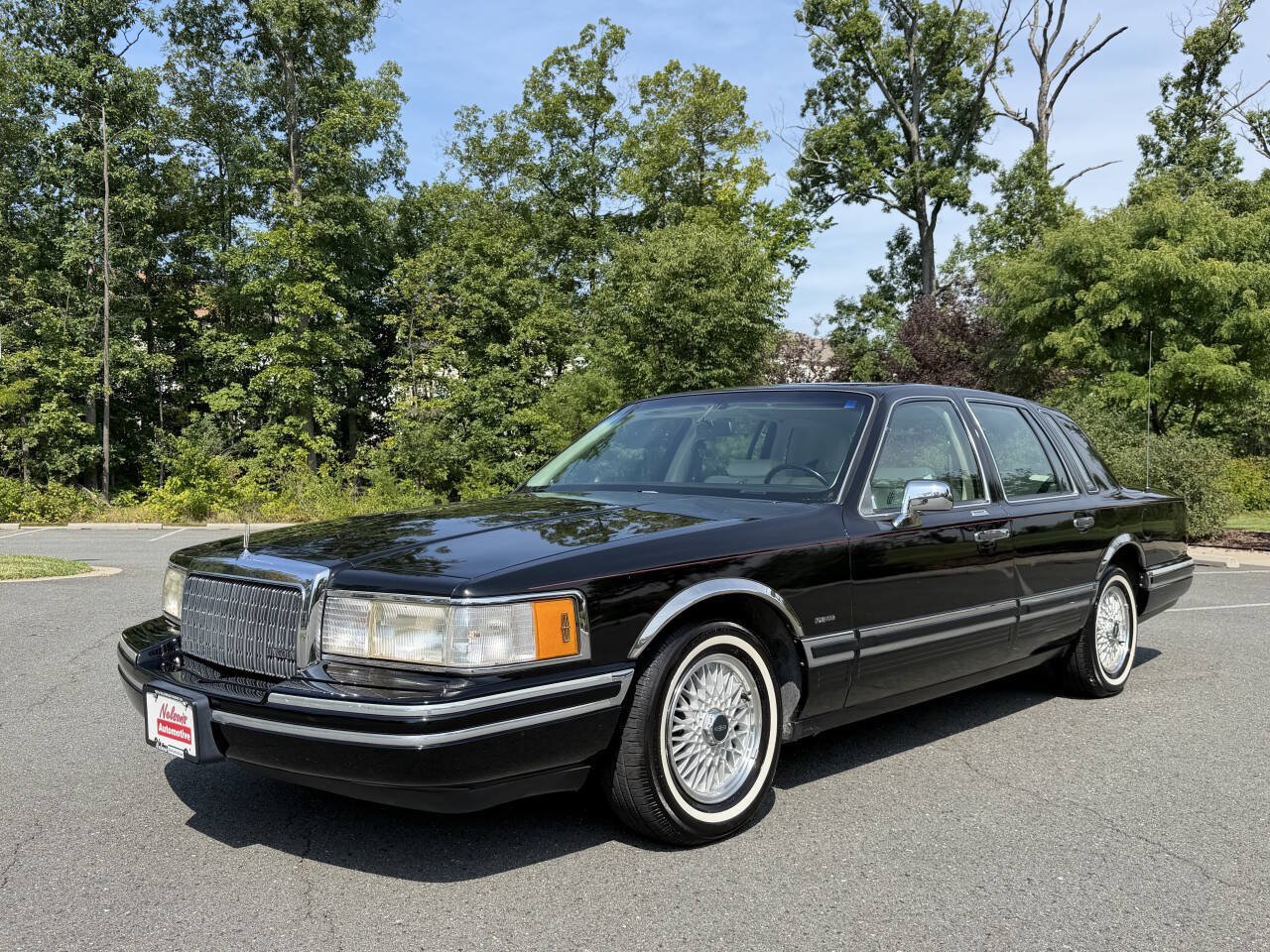 Used 1994 Lincoln Town Car Signature RWD image 9