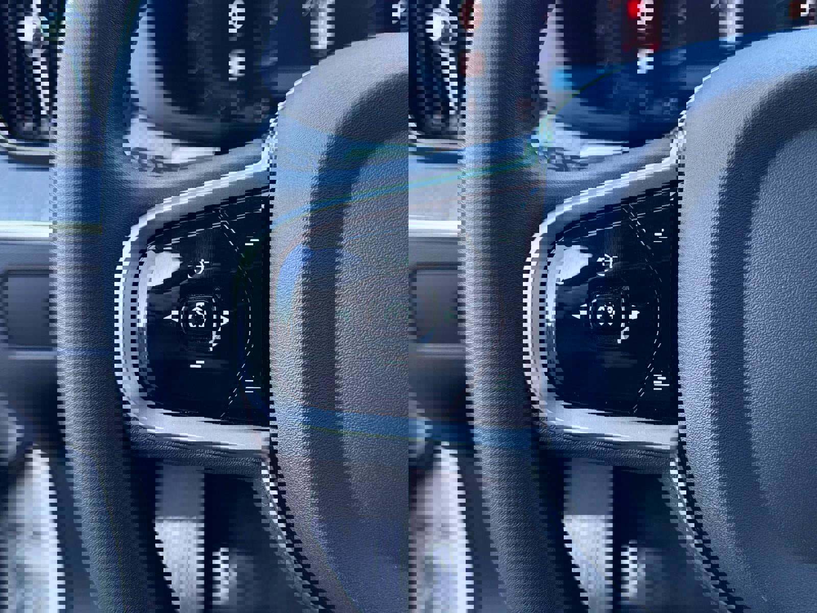 Certified 2025 Volvo XC60 B5 Plus image 29