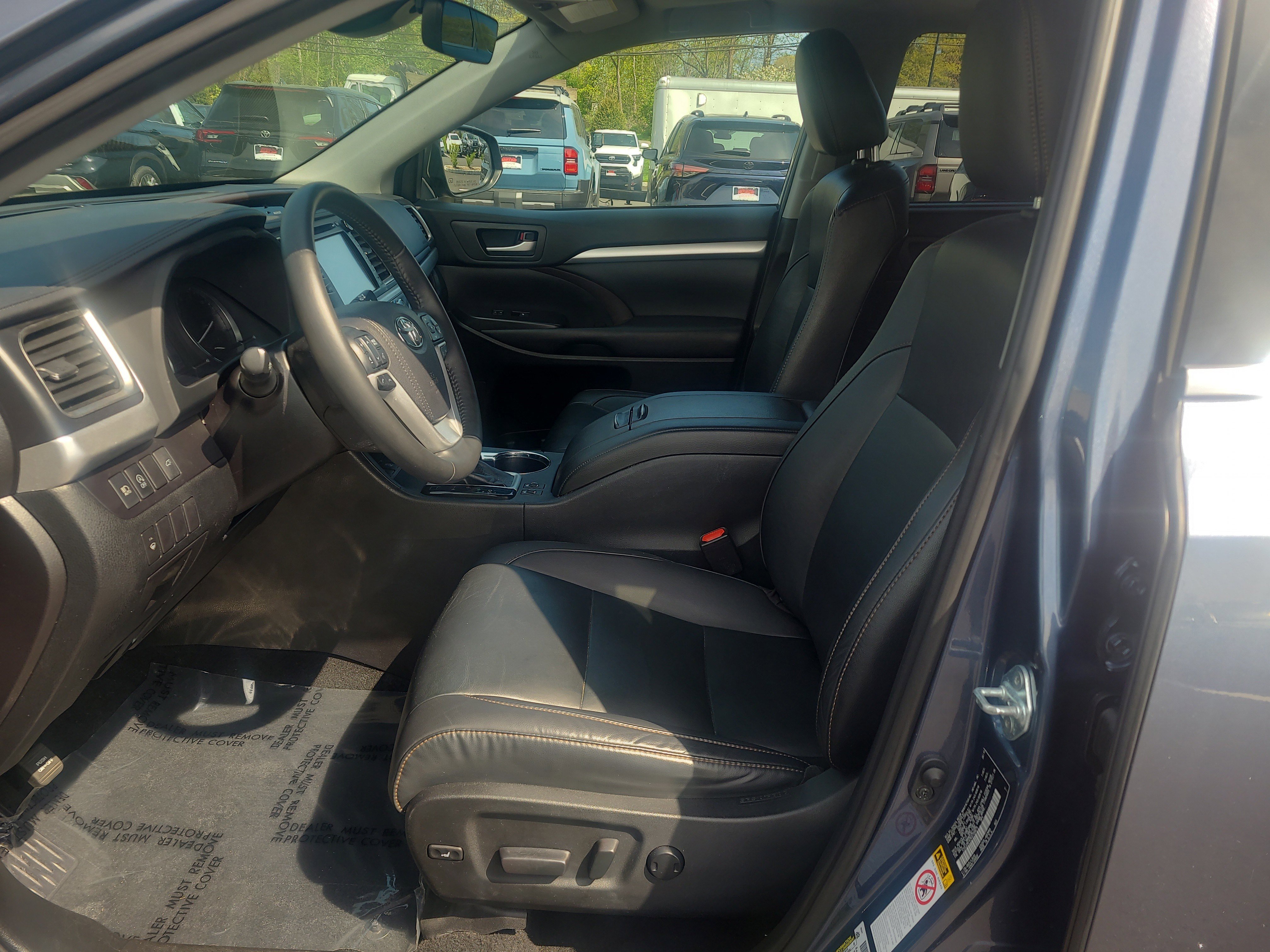 Used 2019 Toyota Highlander XLE AWD/4WD image 17