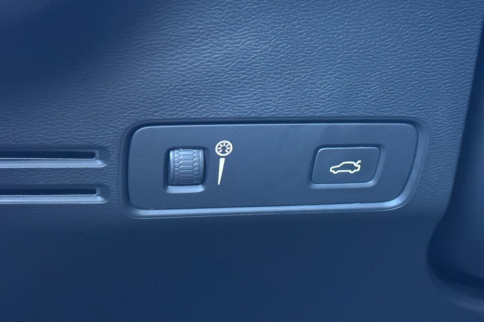 Used 2021 Volvo XC40 T5 Momentum w/ Premium Package image 36