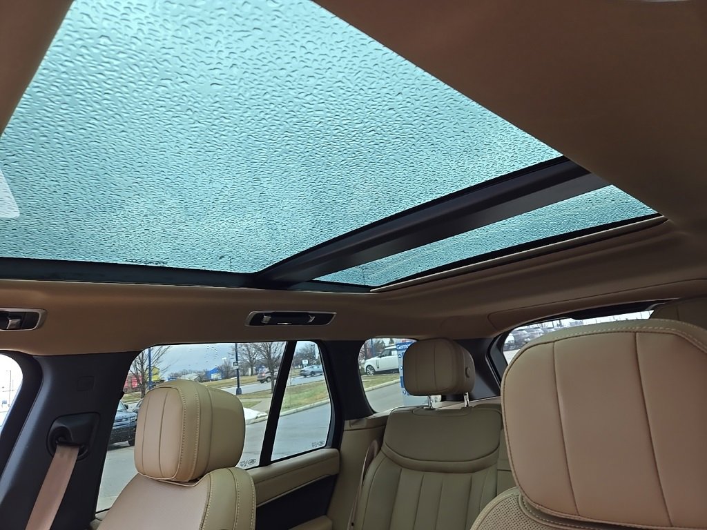Used 2025 Land Rover Range Rover SE image 14