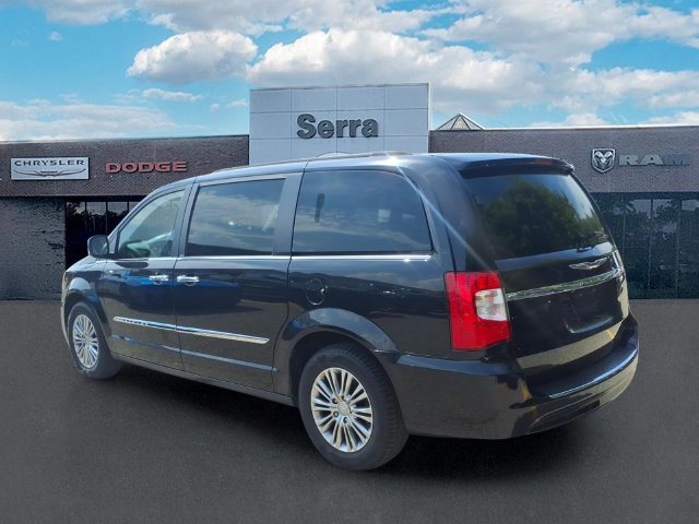 Used 2013 Chrysler Town & Country Touring-L w/ Driver Convenience Group FWD image 5
