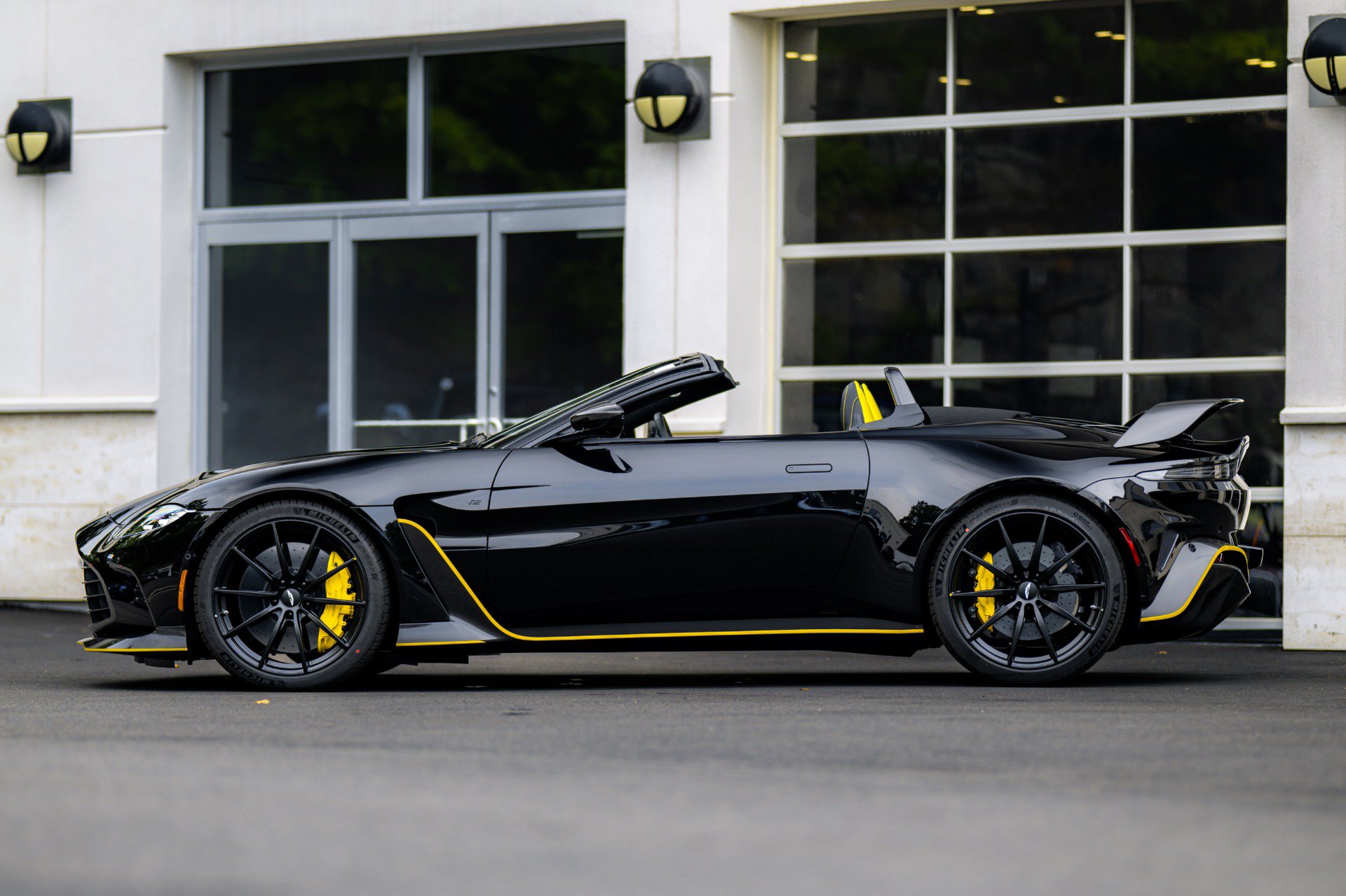 Used 2023 Aston Martin V12 Vantage Roadster RWD image 40