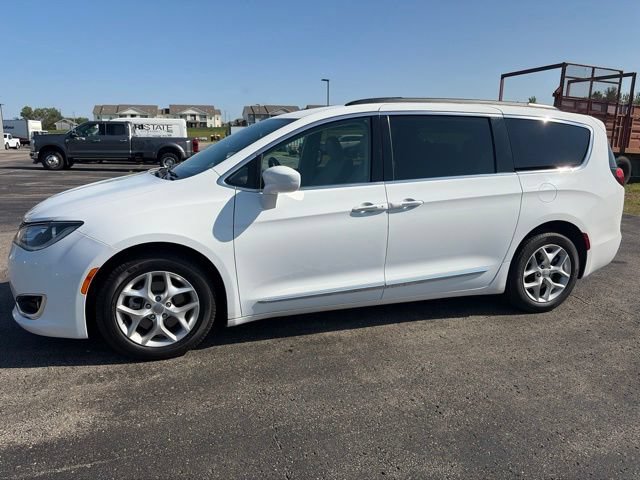 Used 2017 Chrysler Pacifica Touring-L w/ Tire & Wheel Group FWD image 1