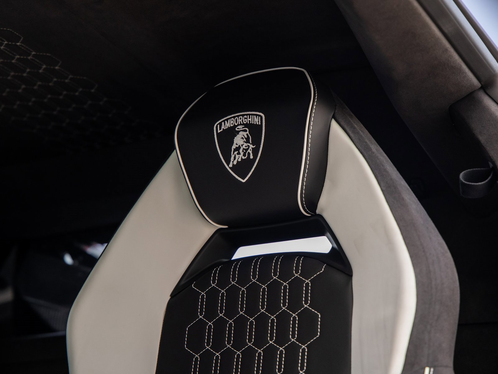 Used 2024 Lamborghini Revuelto image 37