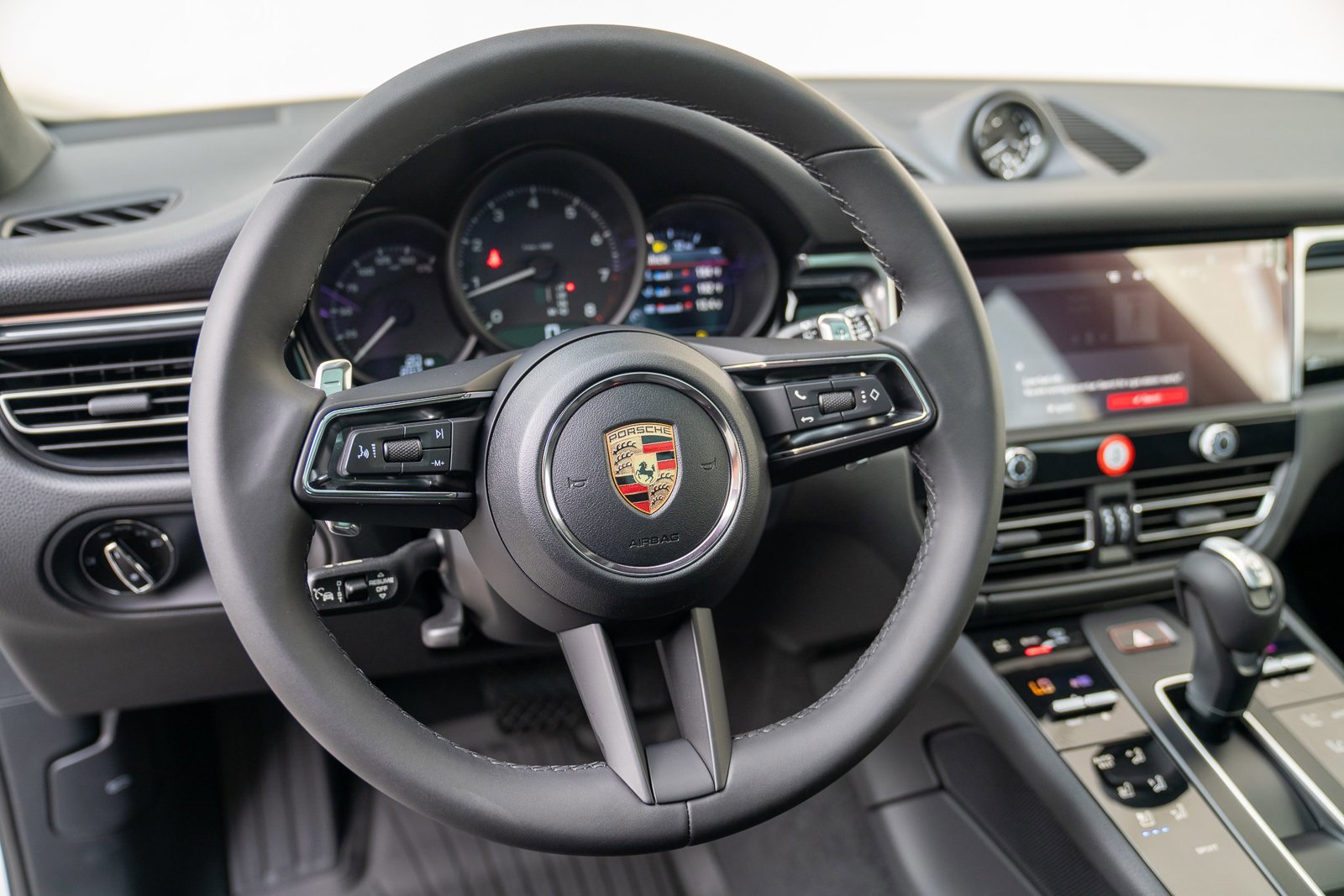Certified 2025 Porsche Macan image 12