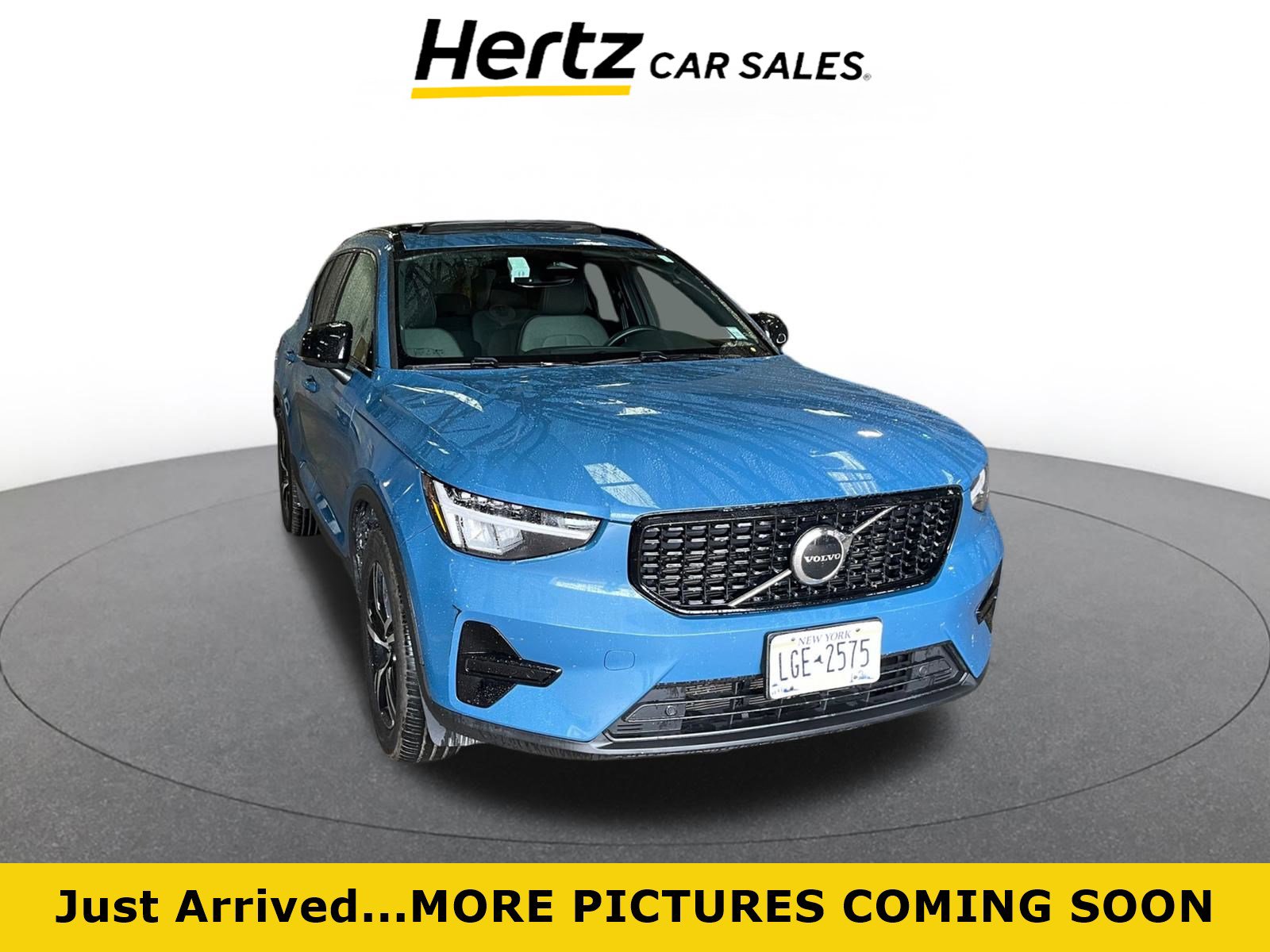 Used 2024 Volvo XC40 B5 Core image 1