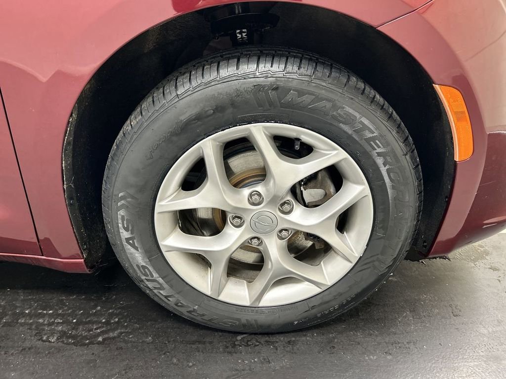 Used 2018 Chrysler Pacifica Touring-L w/ Tire & Wheel Group image 8