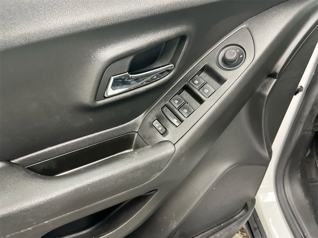 Used 2022 Chevrolet Trax LT w/ LT Convenience Package image 20