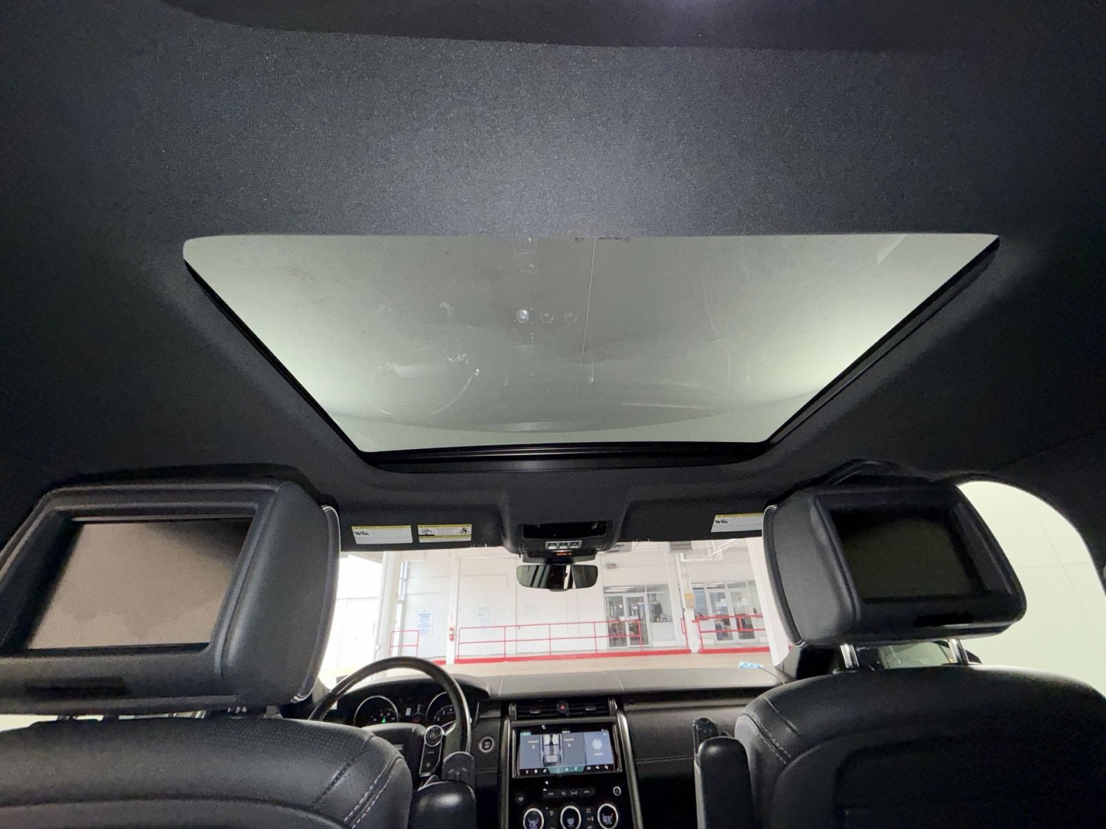 Used 2017 Land Rover Discovery HSE image 24