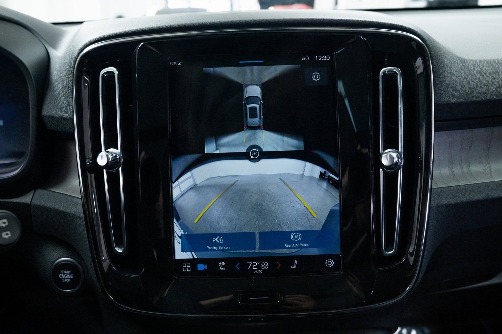 Used 2024 Volvo XC40 B5 Plus image 13