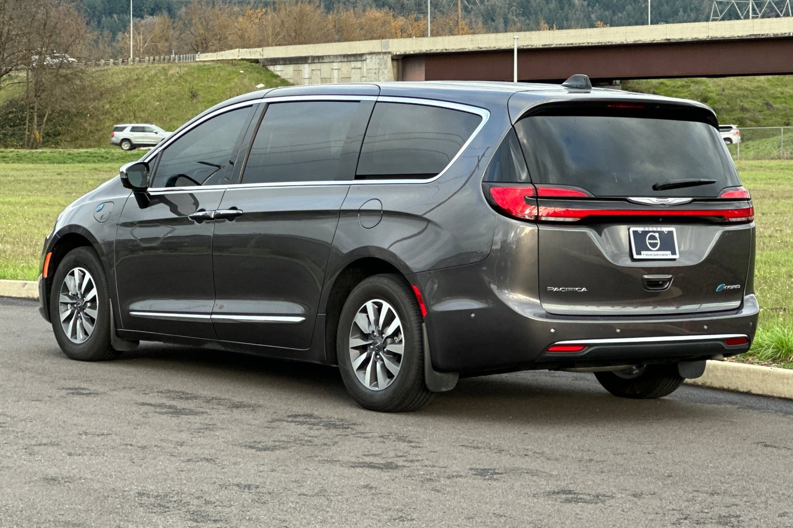 Used 2023 Chrysler Pacifica Limited w/ Uconnect Theater Family Group image 5