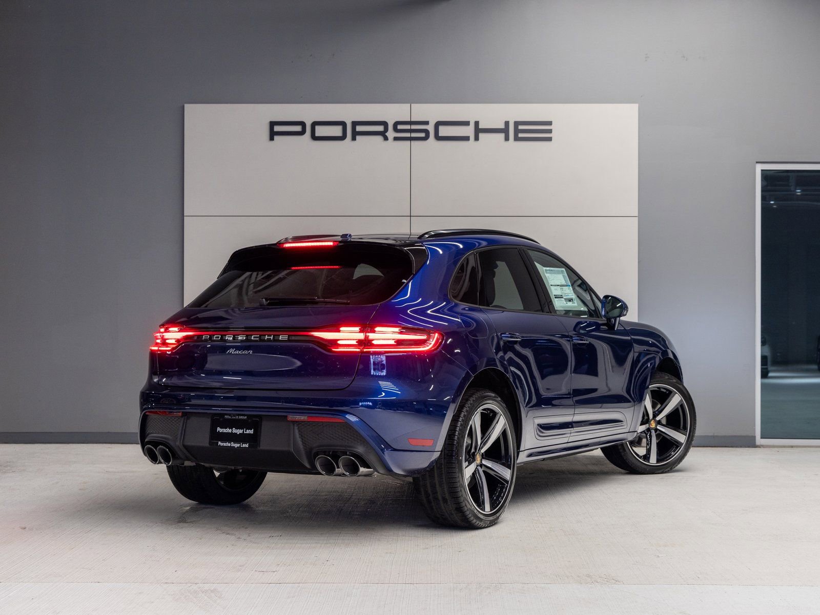 Certified 2025 Porsche Macan AWD/4WD image 7