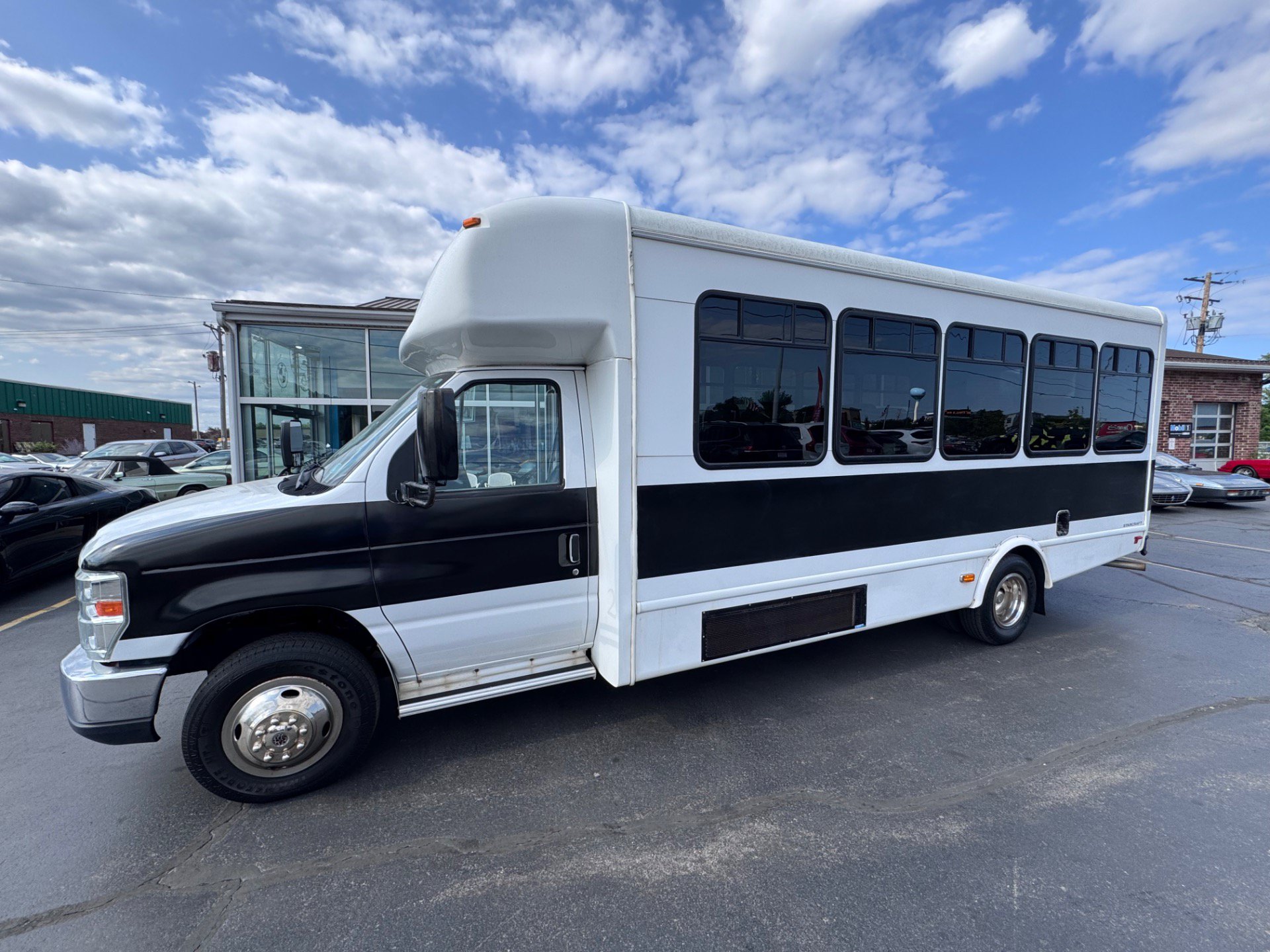 Used 2016 Ford E-450 and Econoline 450 Super Duty w/ Shuttle Bus Prep Package RWD image 6