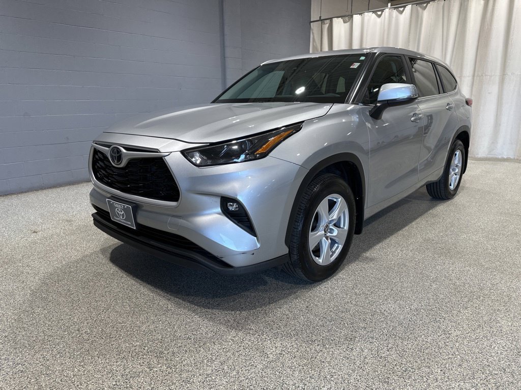 Used 2023 Toyota Highlander LE AWD/4WD image 4