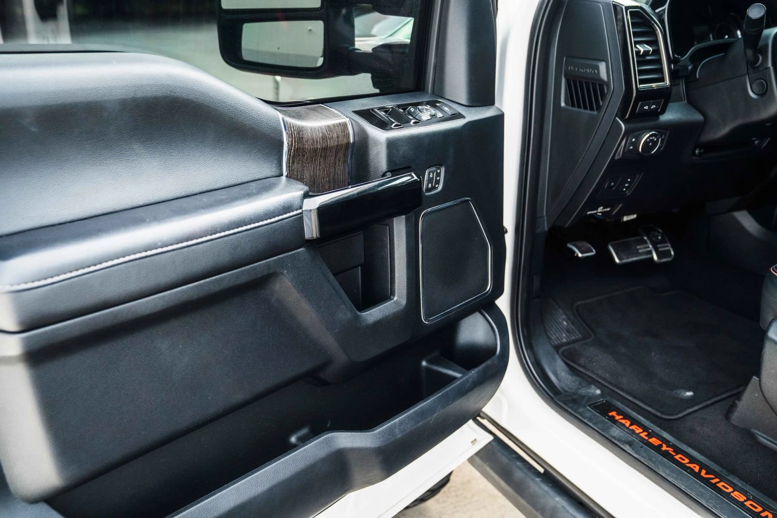 Used 2020 Ford F250 Lariat w/ Lariat Ultimate Package AWD/4WD image 45