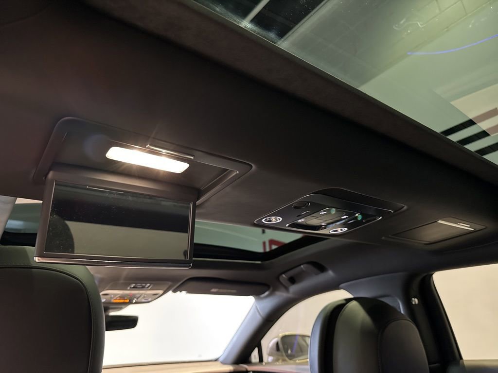 Used 2022 Bentley Flying Spur V8 image 46
