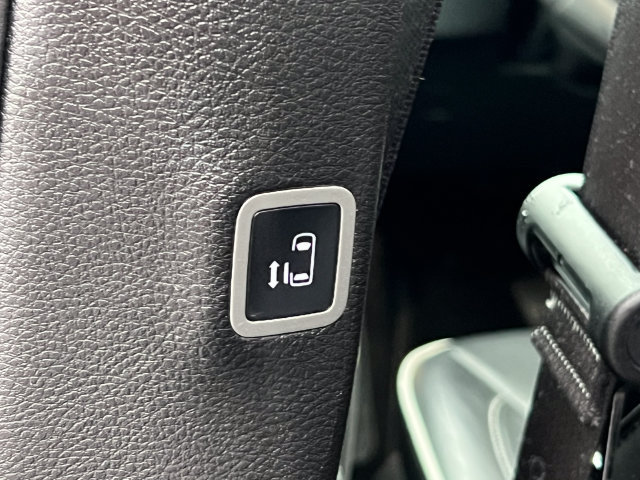 Used 2025 Chrysler Pacifica Limited FWD image 43