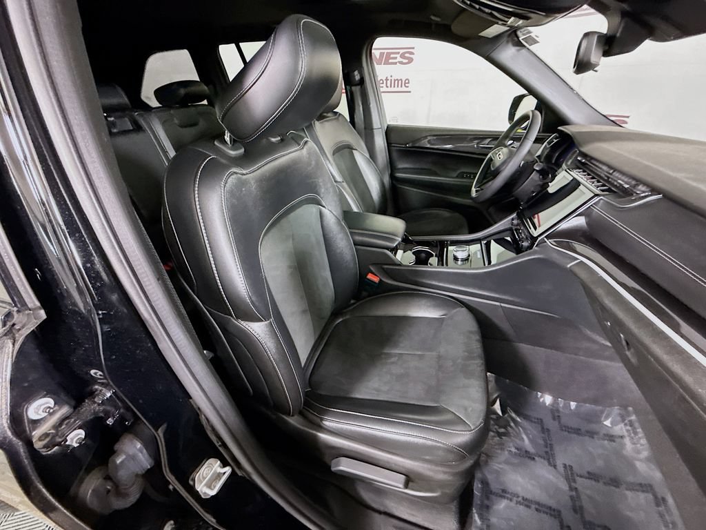 Used 2023 Jeep Grand Cherokee Altitude AWD/4WD image 33