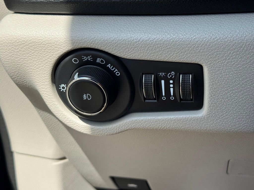 Used 2024 Chrysler Pacifica Touring-L FWD image 22