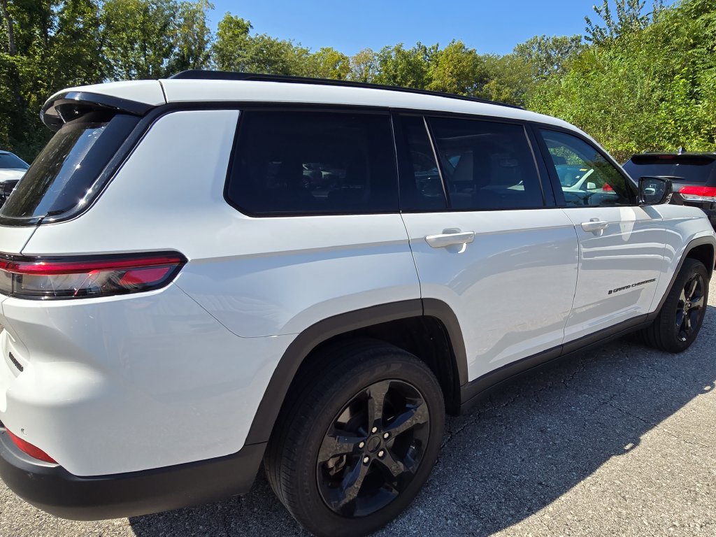 Used 2023 Jeep Grand Cherokee L Limited w/ Black Appearance Package AWD/4WD image 10