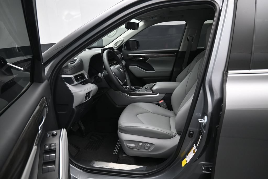 Certified 2026 Toyota Highlander Platinum AWD/4WD image 9