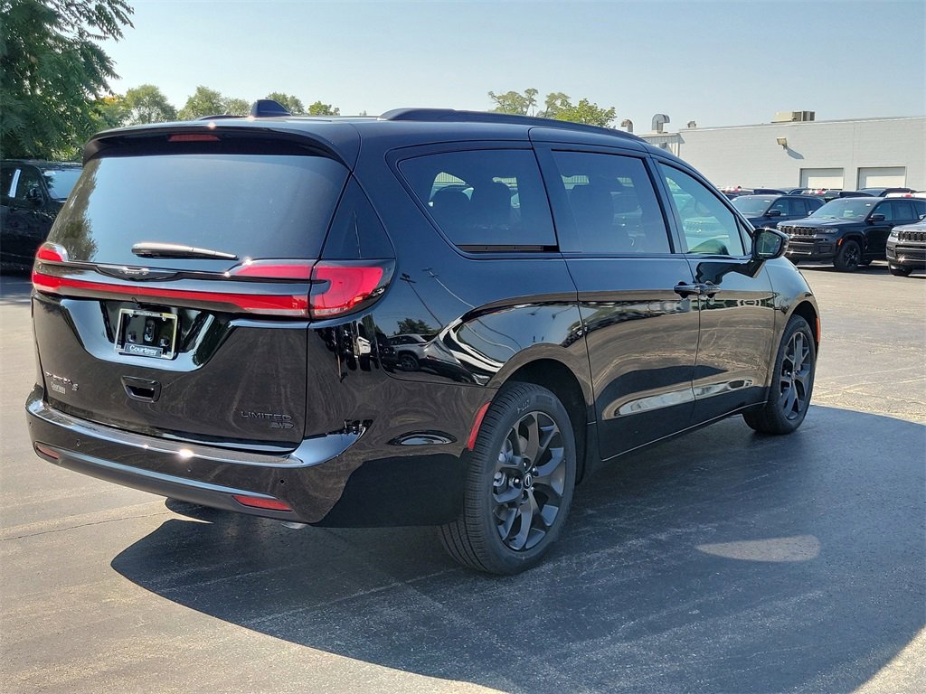 New 2026 Chrysler Pacifica Limited image 4