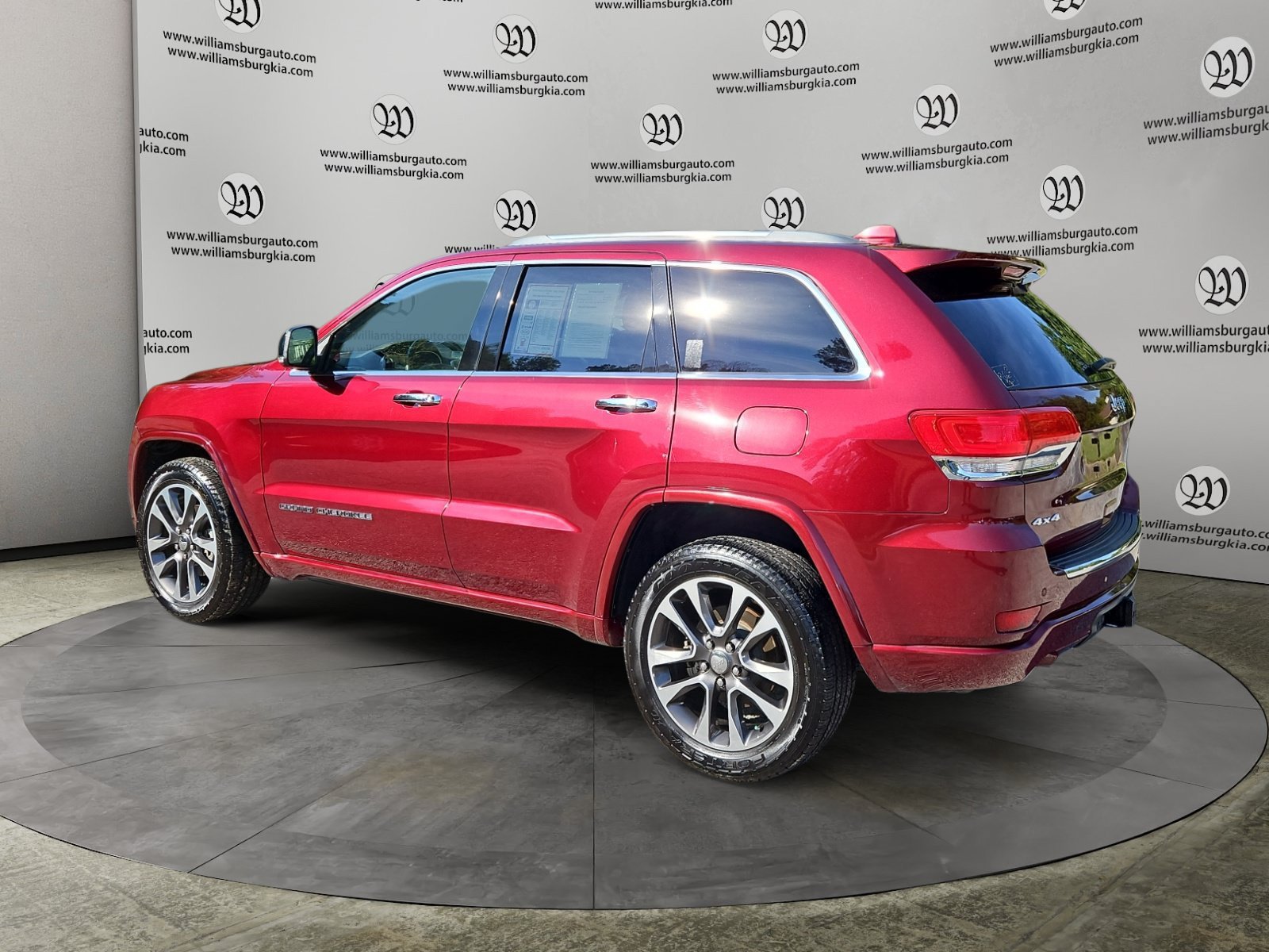 Used 2018 Jeep Grand Cherokee Overland AWD/4WD image 3
