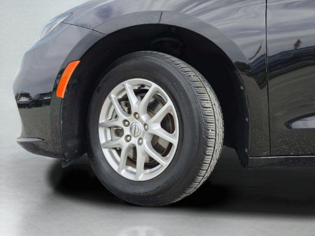 Used 2024 Chrysler Pacifica Touring-L FWD image 43