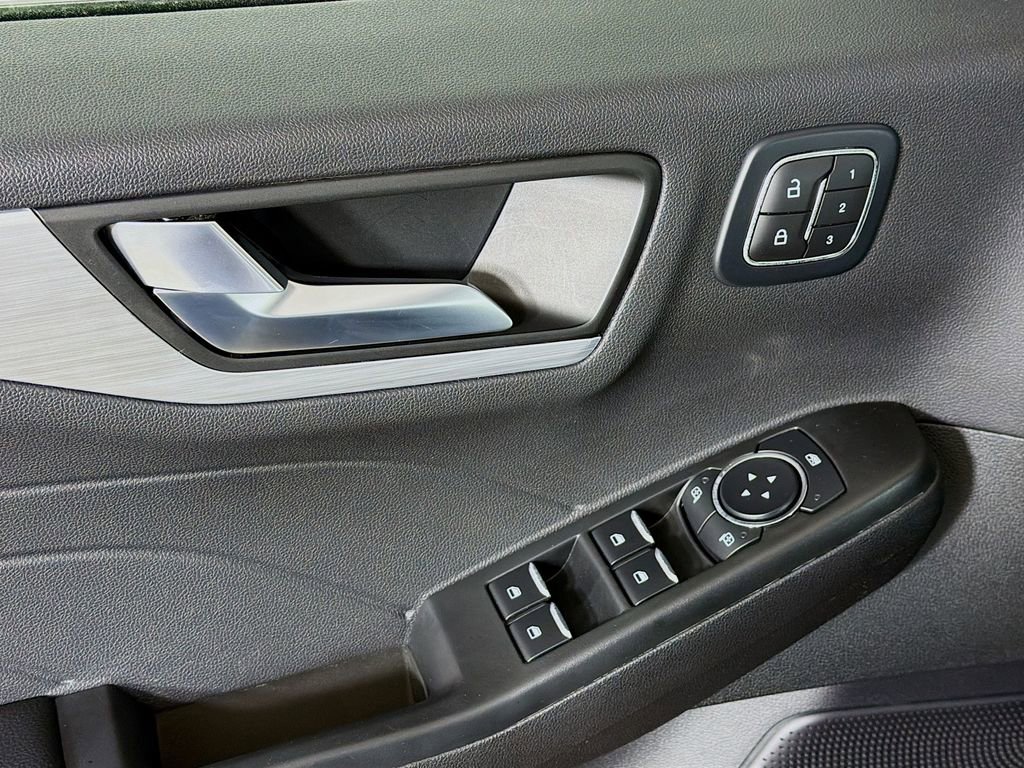 Used 2025 Ford Escape Platinum AWD/4WD image 17