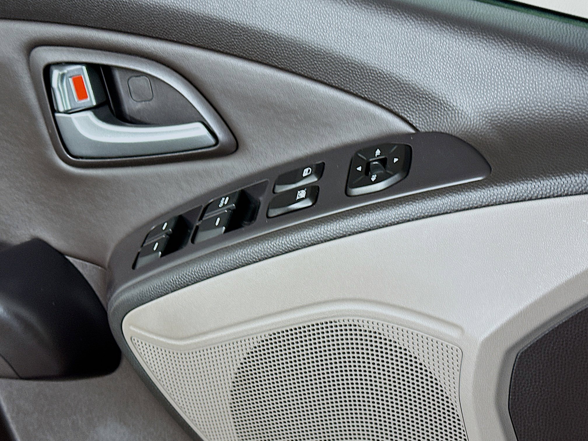 Used 2011 Hyundai Tucson Limited image 15