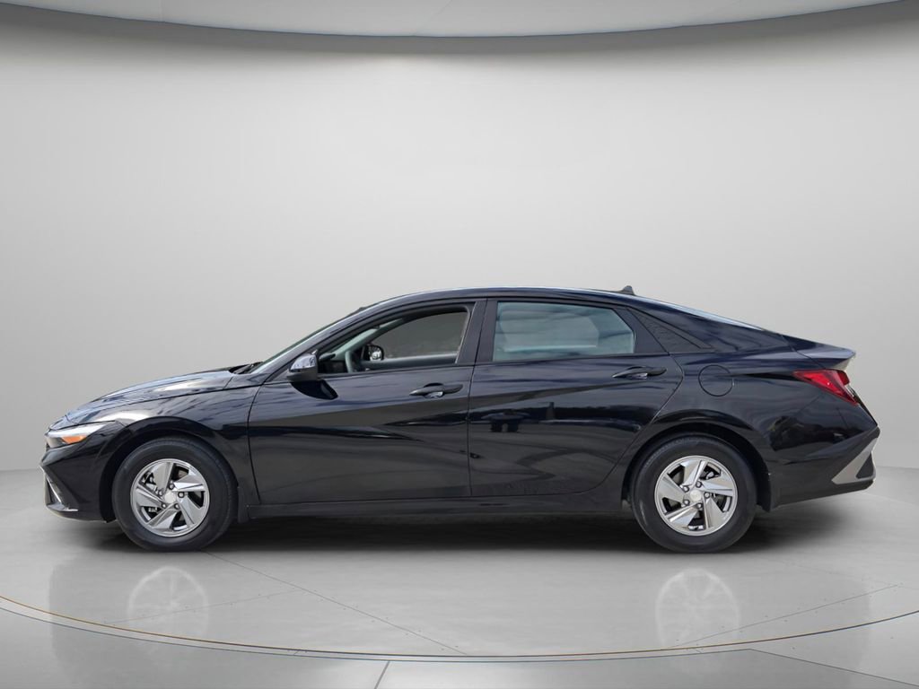 Used 2025 Hyundai Elantra SE FWD image 3