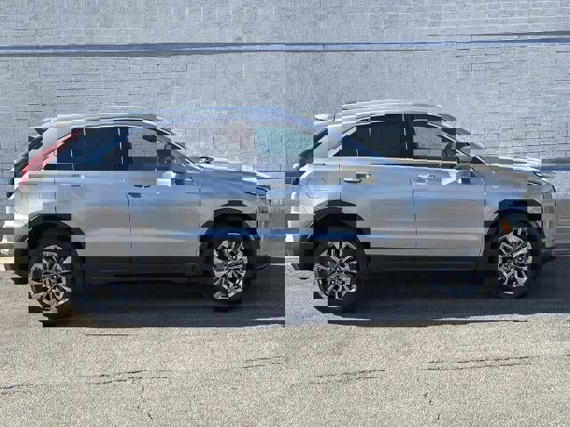 Used 2025 Cadillac XT4 Premium Luxury FWD image 8