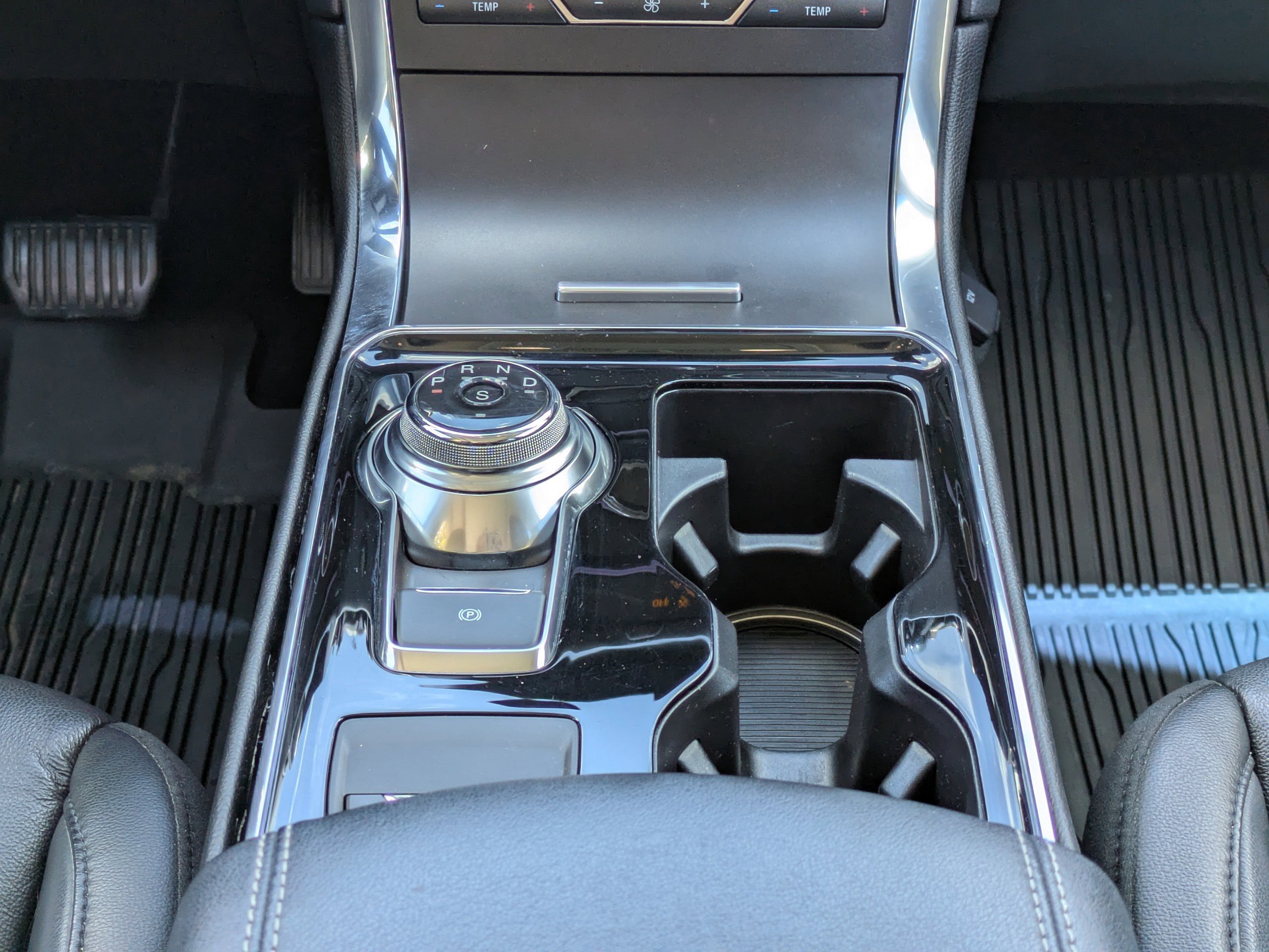 Used 2019 Ford Edge Titanium w/ Cold Weather Package AWD/4WD image 17