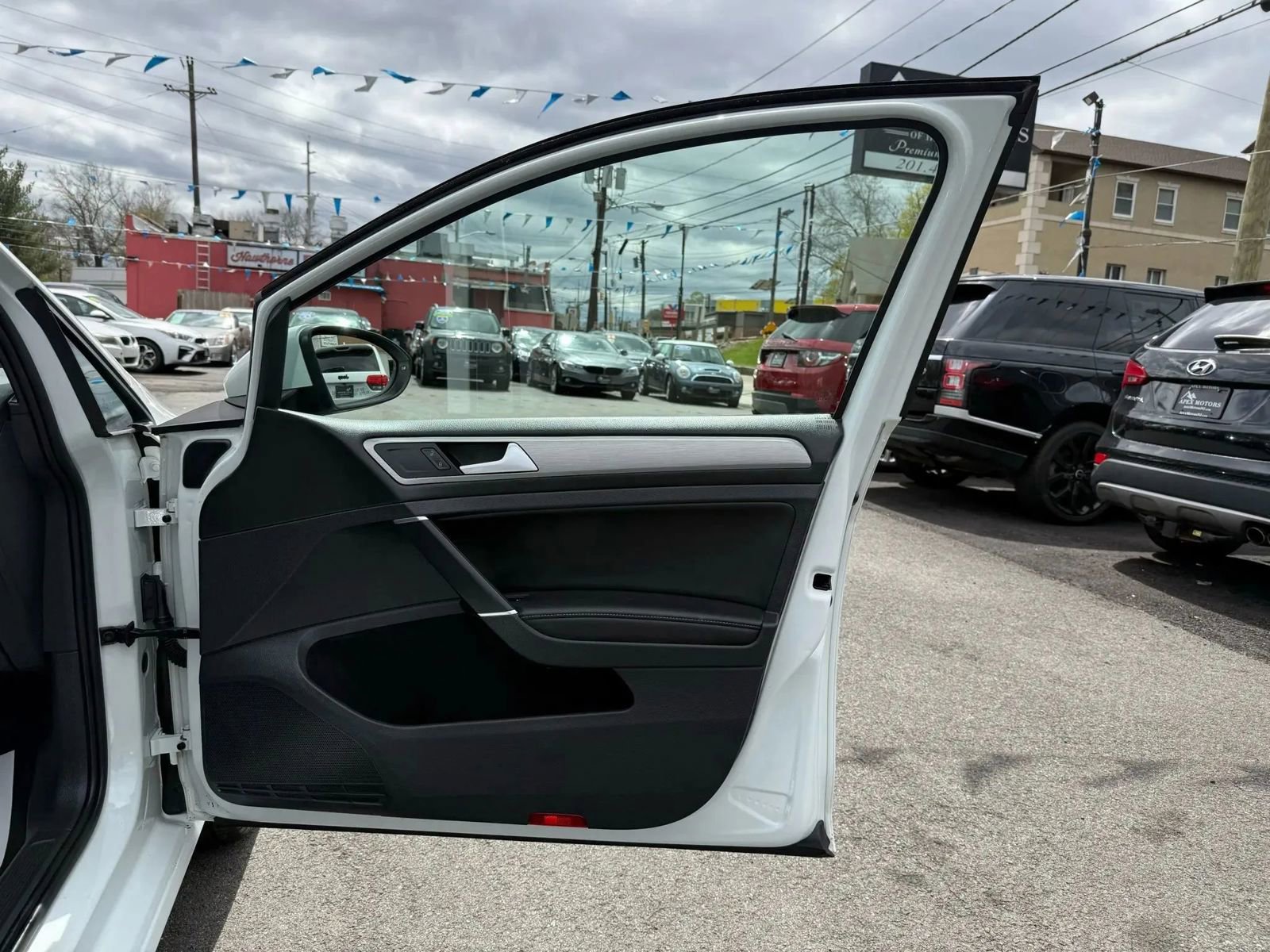 Used 2015 Volkswagen Golf S image 47