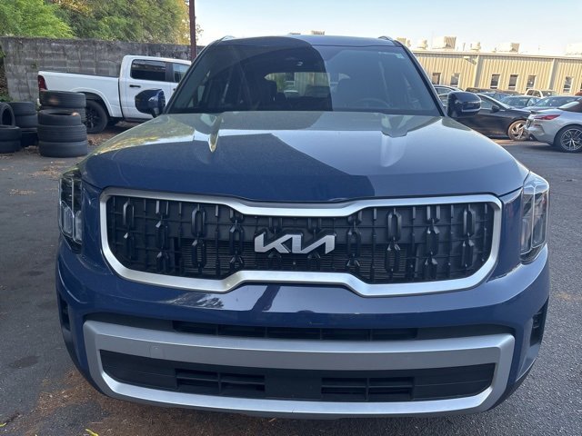 Used 2024 Kia Telluride EX w/ EX Captain's Chair Package image 2
