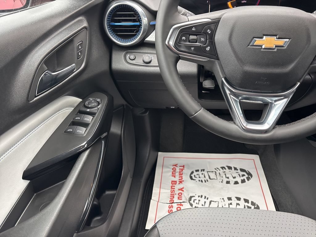 Used 2025 Chevrolet Trax LT w/ LT Convenience Package FWD image 24
