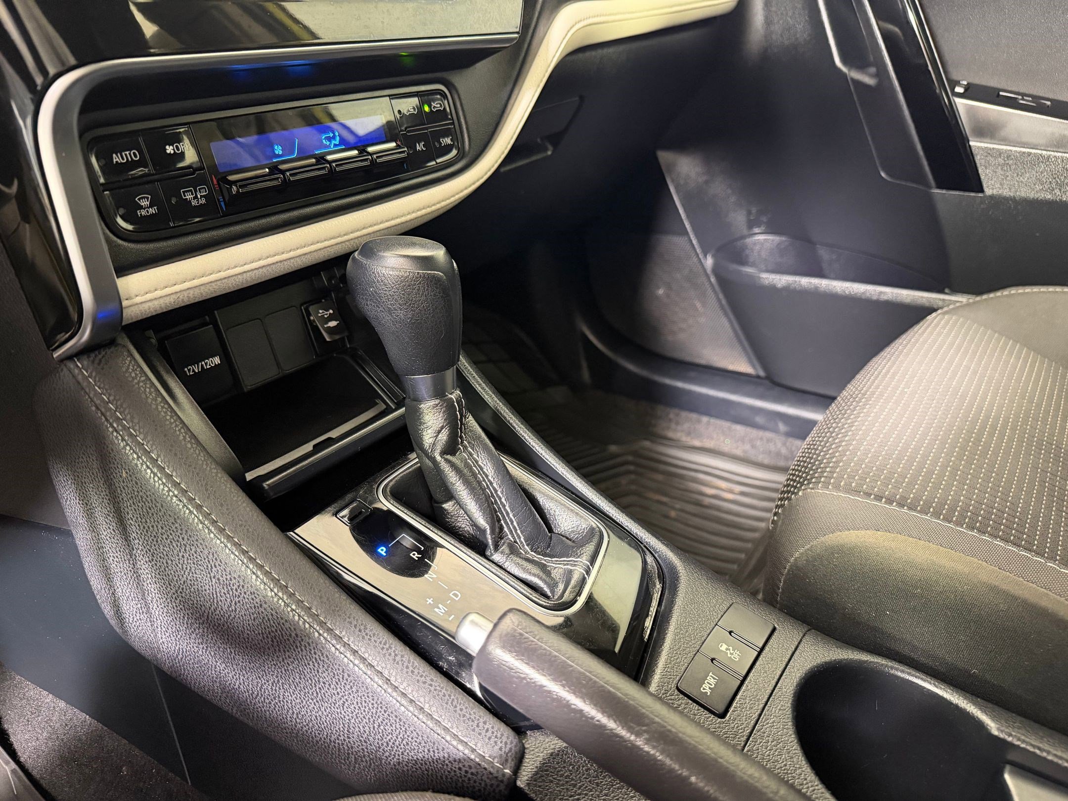 Used 2018 Toyota Corolla iM w/ Carpet Mat Package (TMS) FWD image 17