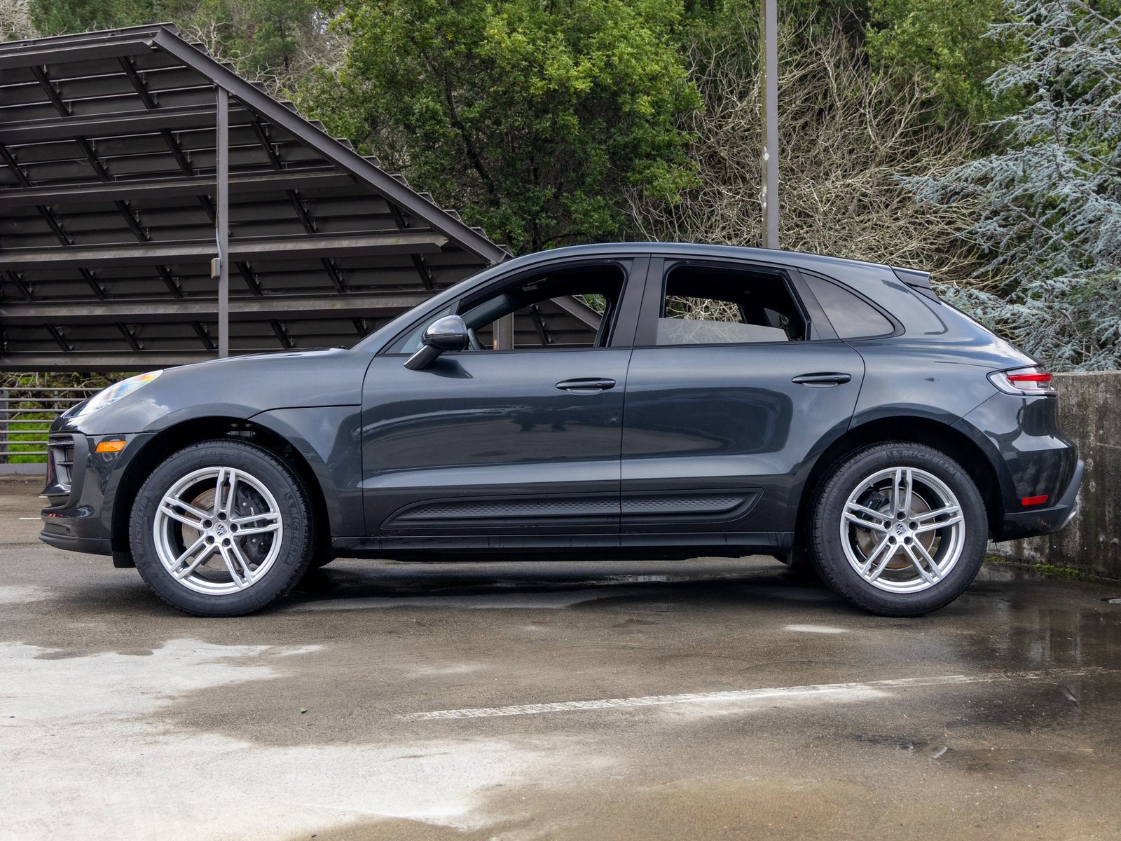 Certified 2025 Porsche Macan image 2