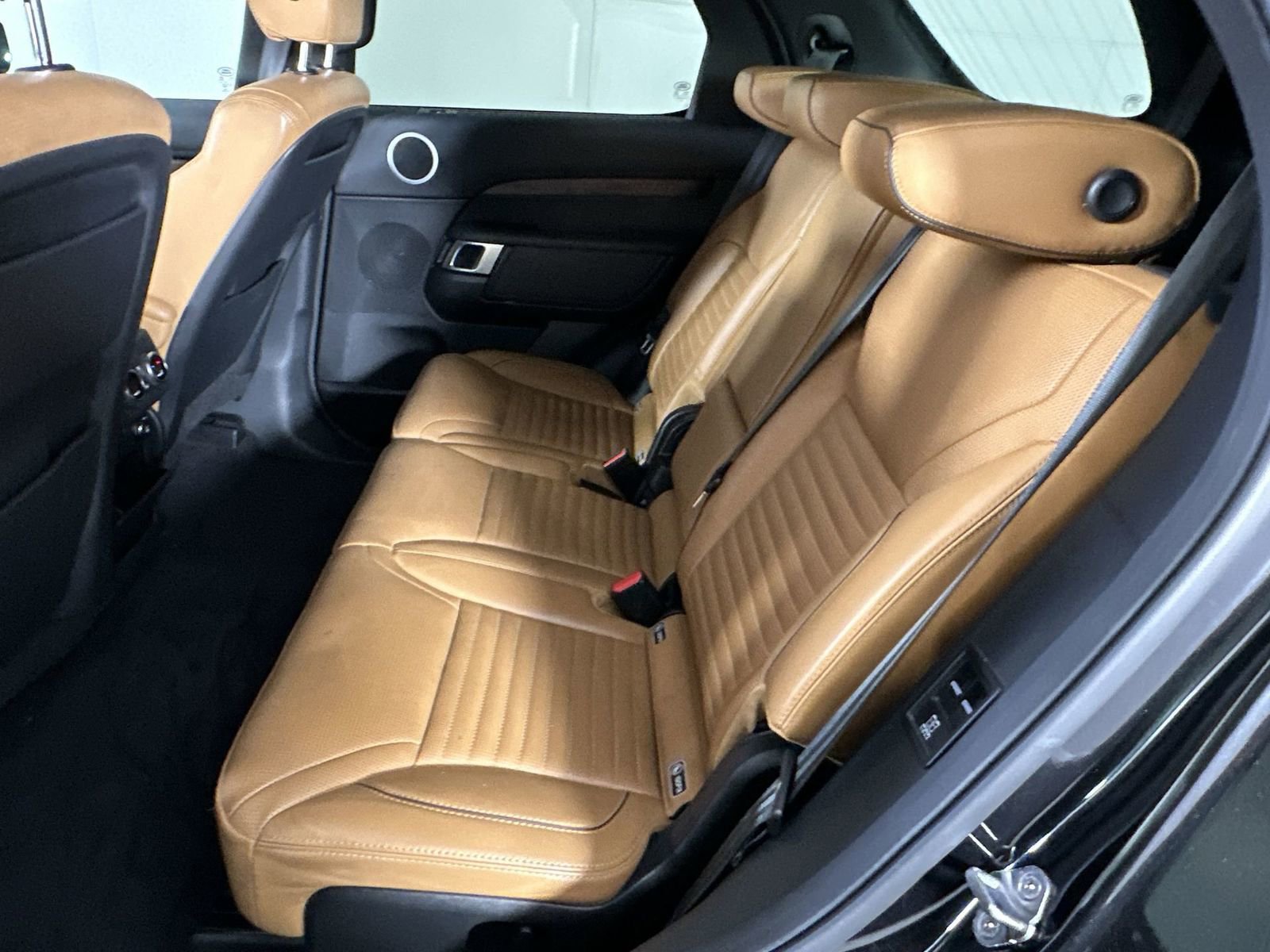 Used 2020 Land Rover Discovery HSE image 29