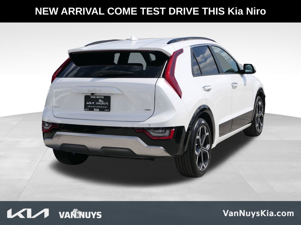 Used 2023 Kia Niro SX Touring image 2