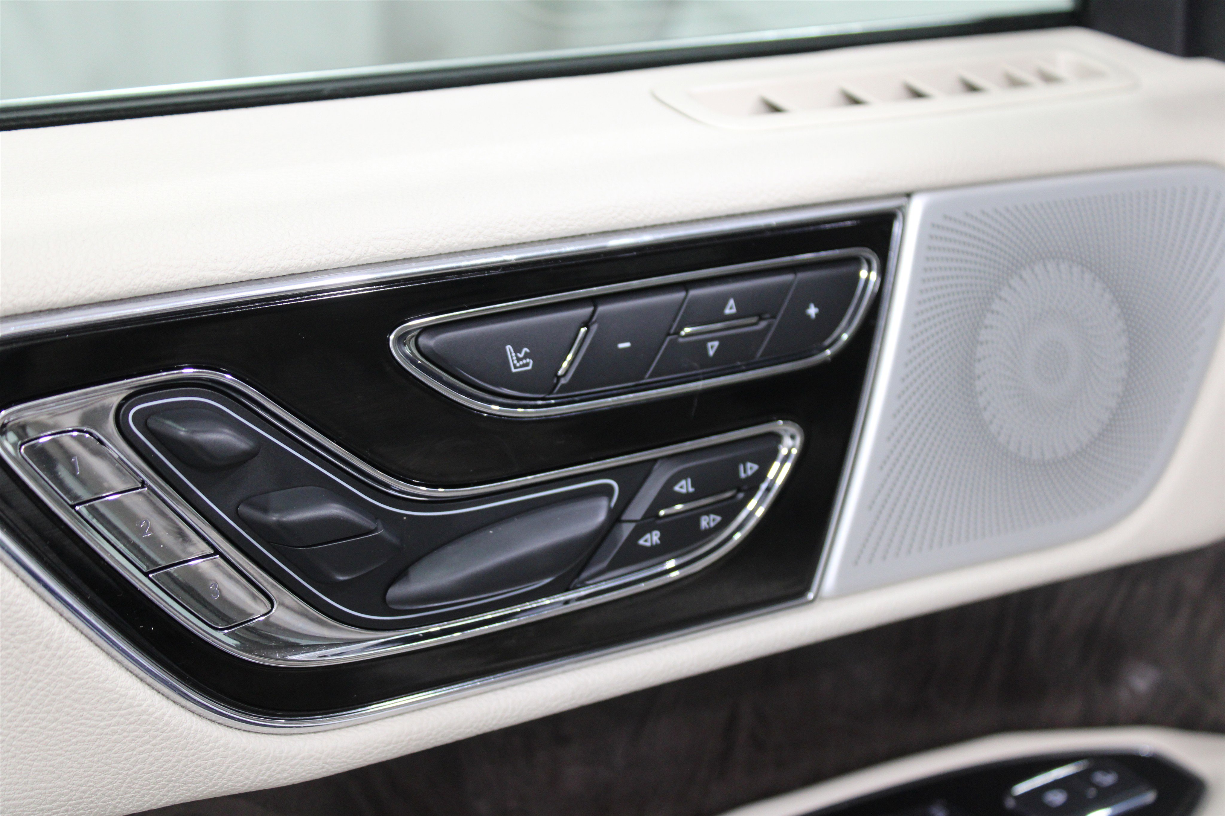 Used 2021 Lincoln Navigator Reserve w/ Luxury Package AWD/4WD image 5