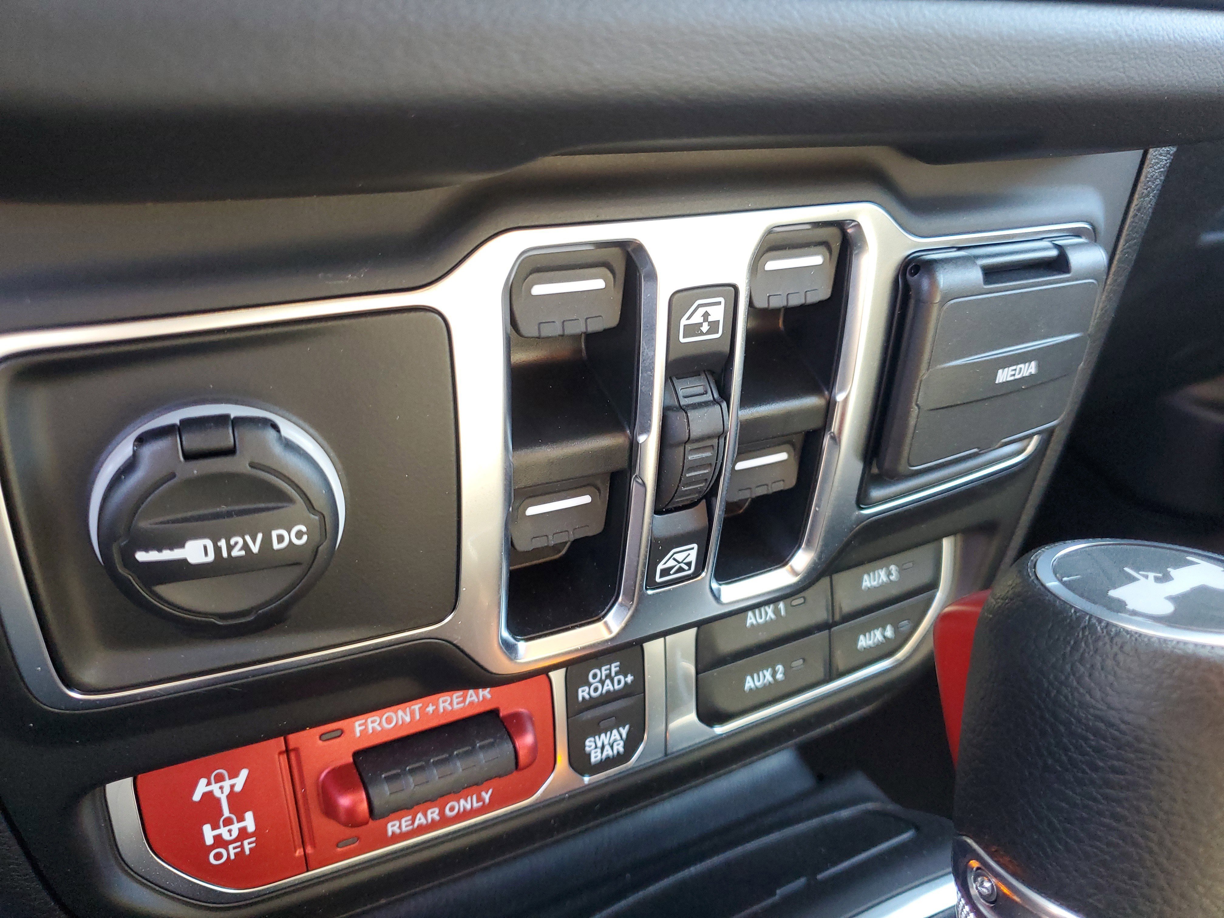 Used 2025 Jeep Wrangler Unlimited Rubicon w/ Convenience Group AWD/4WD image 21