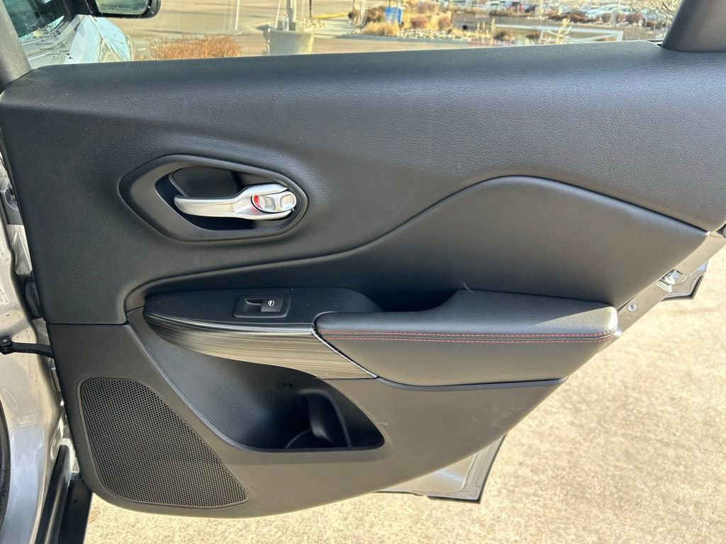 Used 2015 Jeep Cherokee Trailhawk image 30