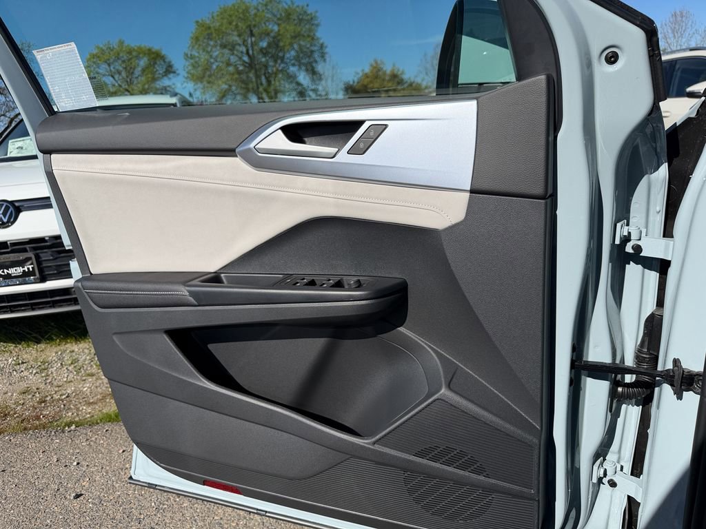 New 2026 Volkswagen Taos SE image 13