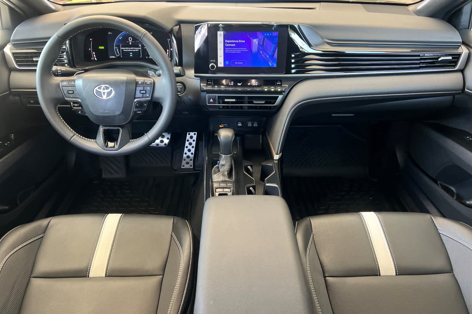 Used 2025 Toyota Camry SE FWD image 3