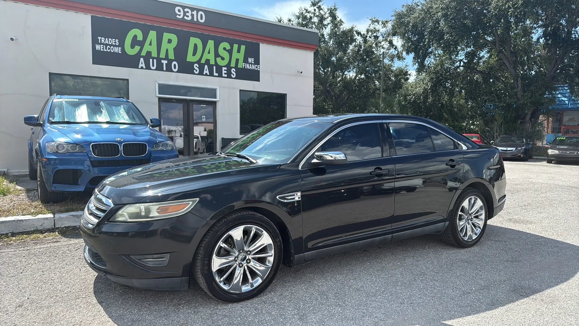 Used 2010 Ford Taurus Limited FWD image 1