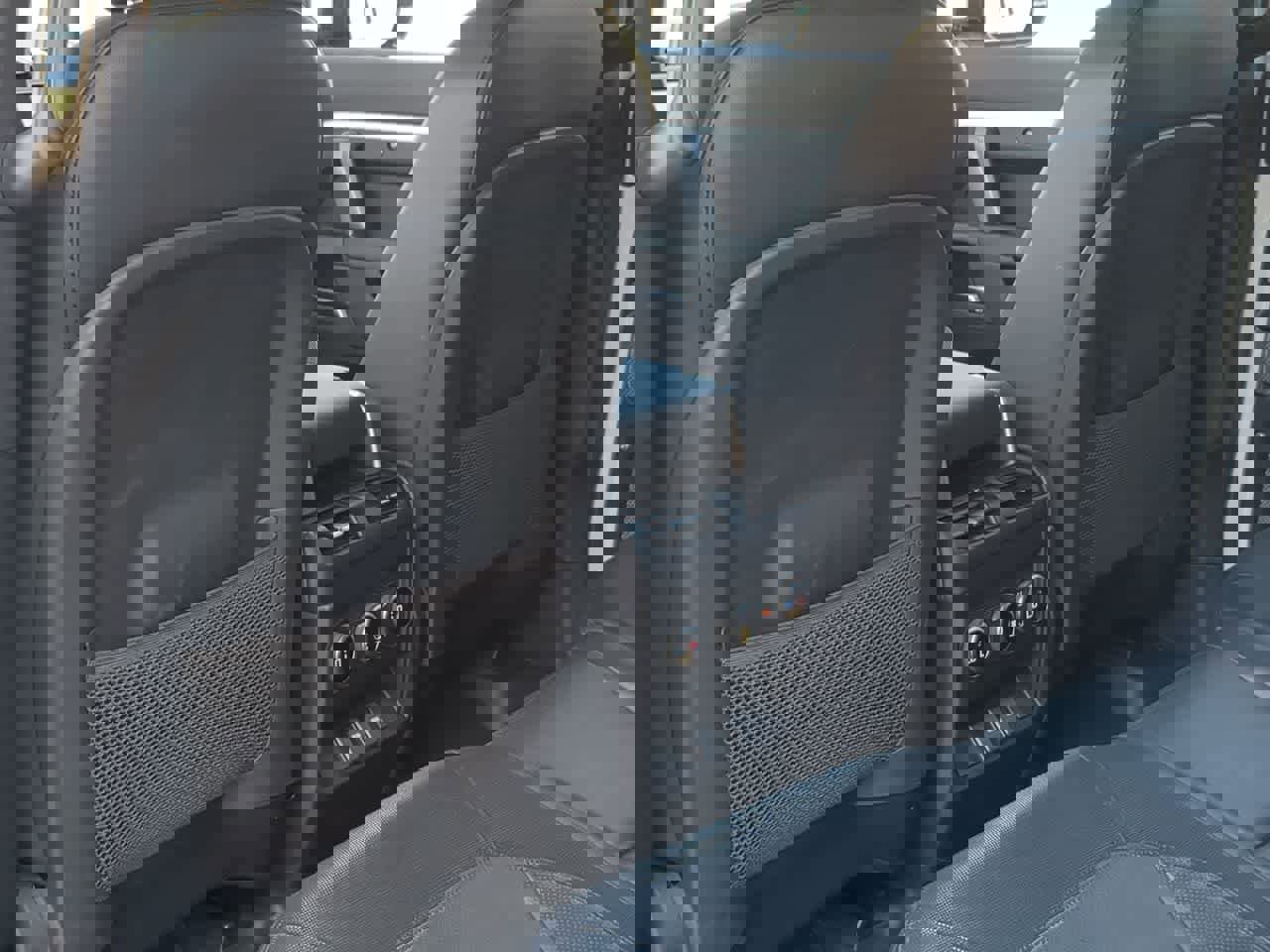 Used 2024 Land Rover Defender 130 X-Dynamic SE image 18