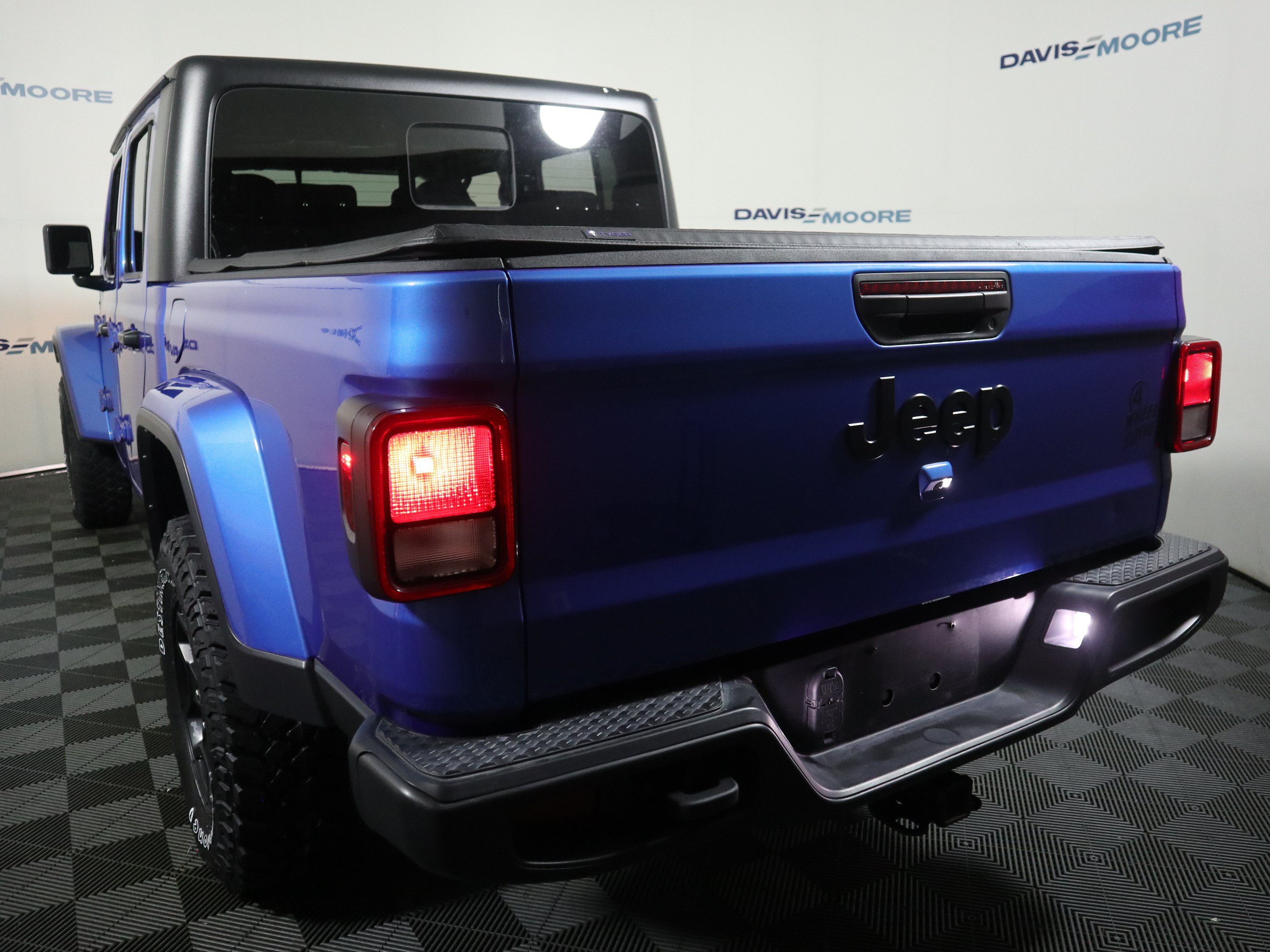 Used 2022 Jeep Gladiator Sport AWD/4WD image 9