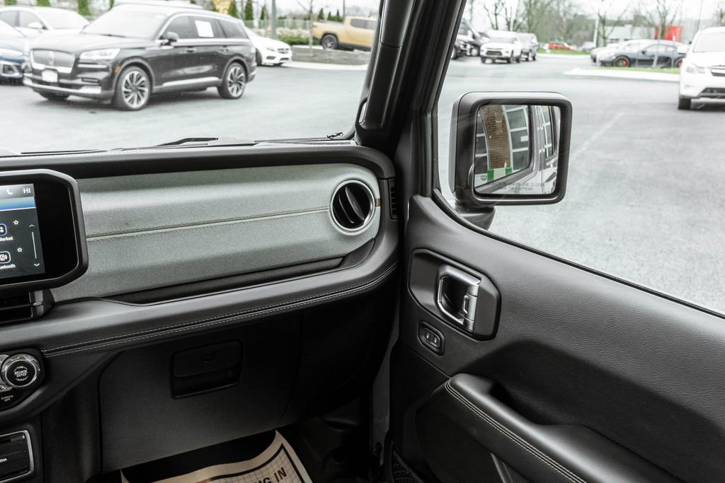 Used 2025 Jeep Wrangler Unlimited Sahara image 15